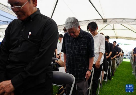   6月23日，在日本沖繩，民眾在沖繩戰(zhàn)歿者追悼儀式上默哀。新華社記者 賈浩成 攝